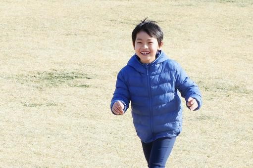 走っている男の子