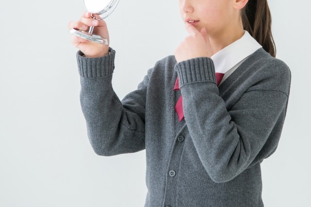鏡をみている女性