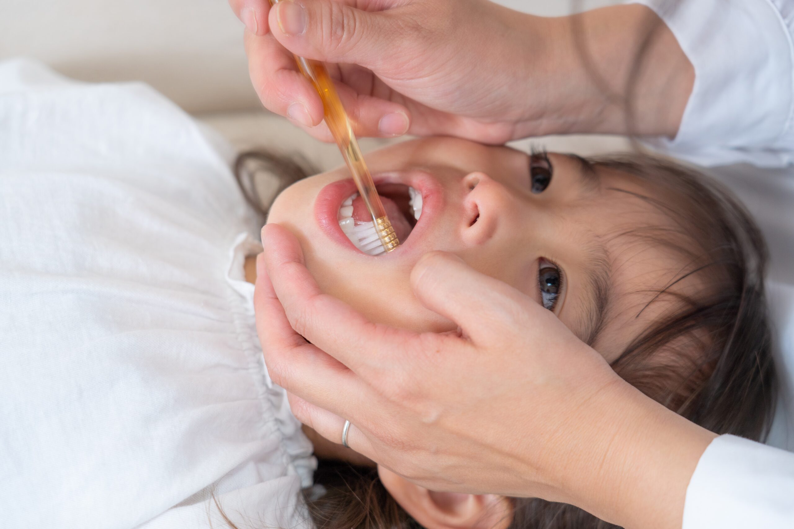 歯科治療中の子供