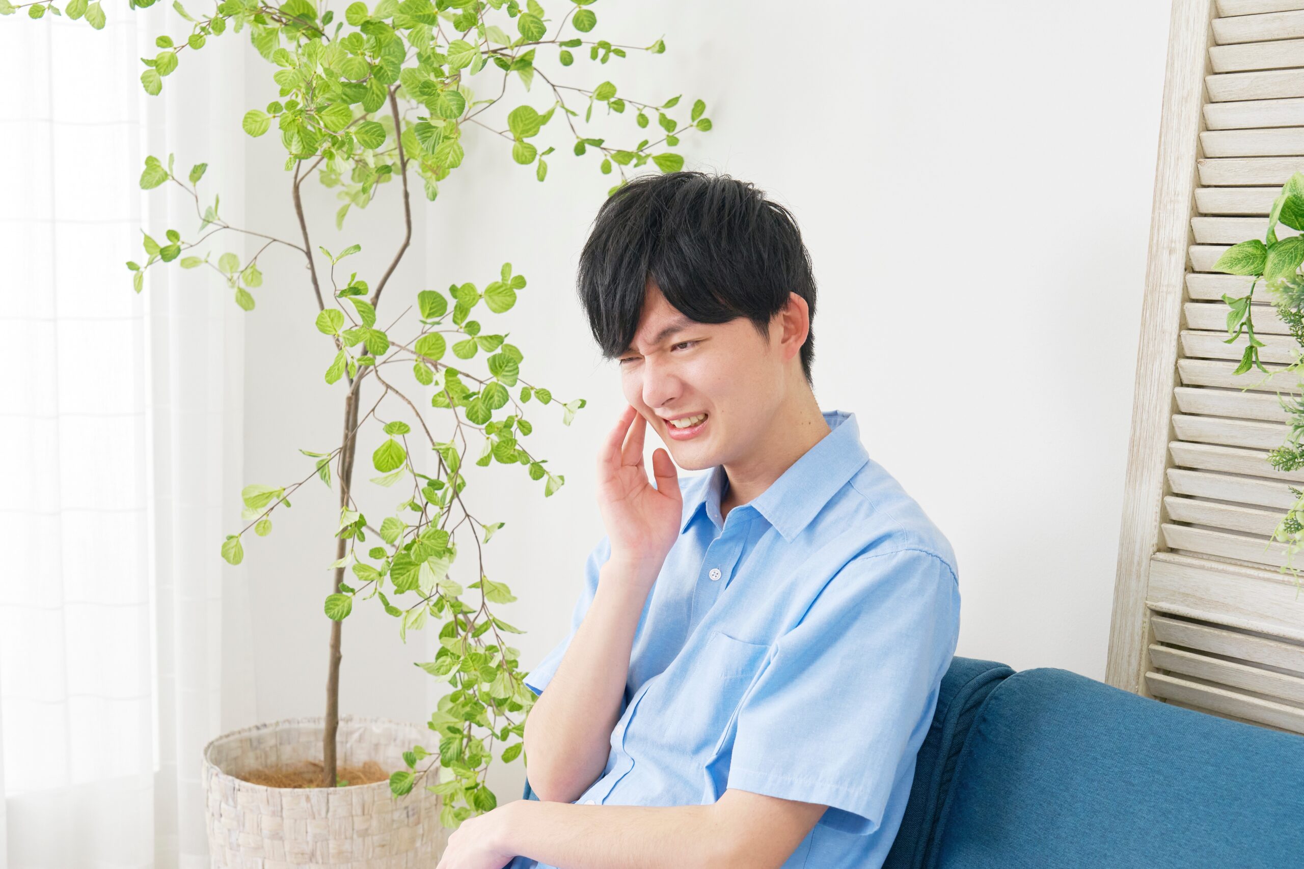 歯が痛い男性