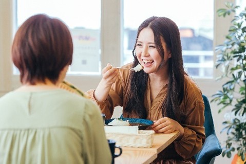 食事する女性