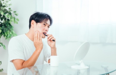 歯を磨く男性