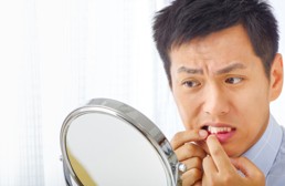 歯茎を確認する男性