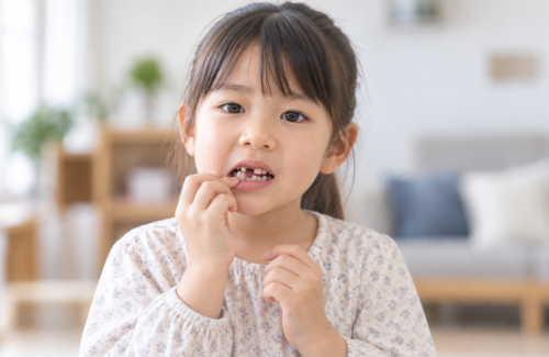 抜けそうな歯を気にする子ども