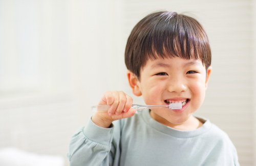 歯を磨く子ども